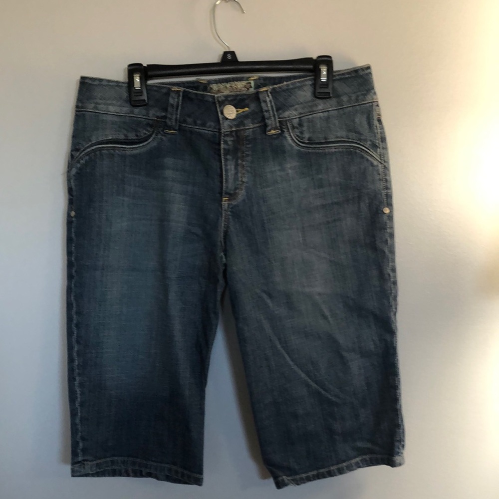 American Rag denim capris, EUC condition,size 11.